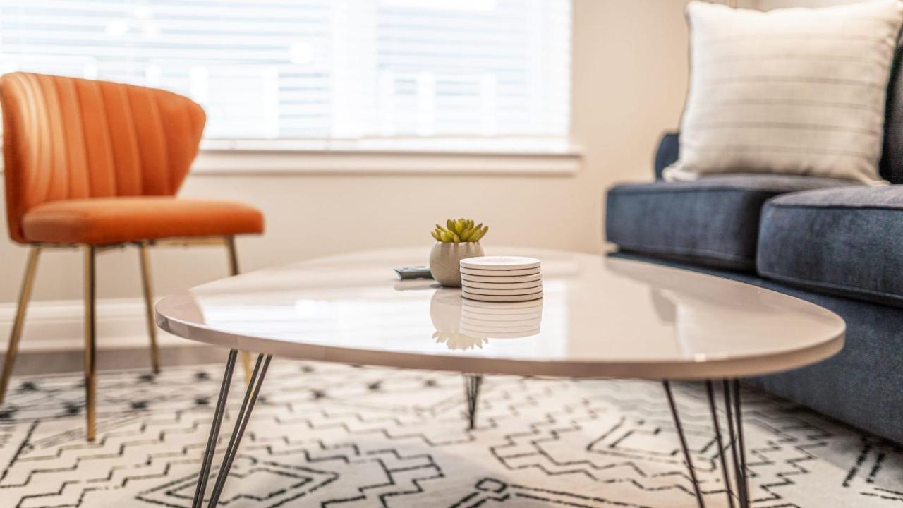 شقة Upscale Modern Apts - Free Parking, Fast Wifi, Courtyard أوستن المظهر الخارجي الصورة